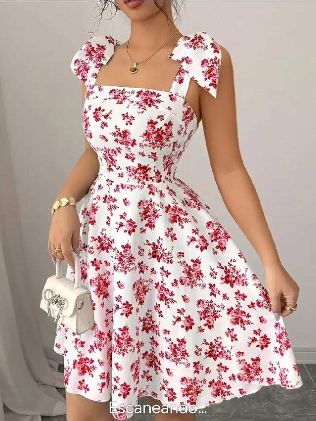 Vestido corto floreado rosa