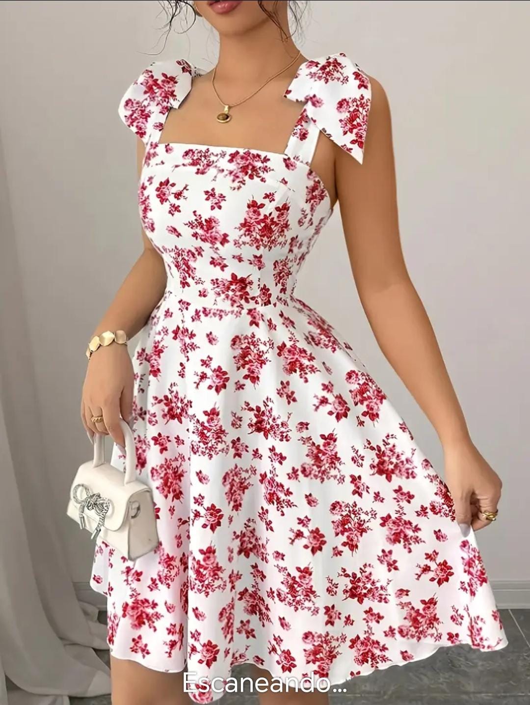 Vestido corto floreado rosa