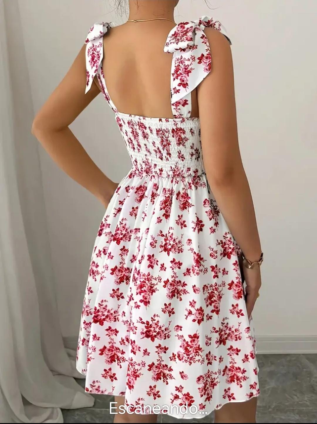Vestido corto floreado rosa