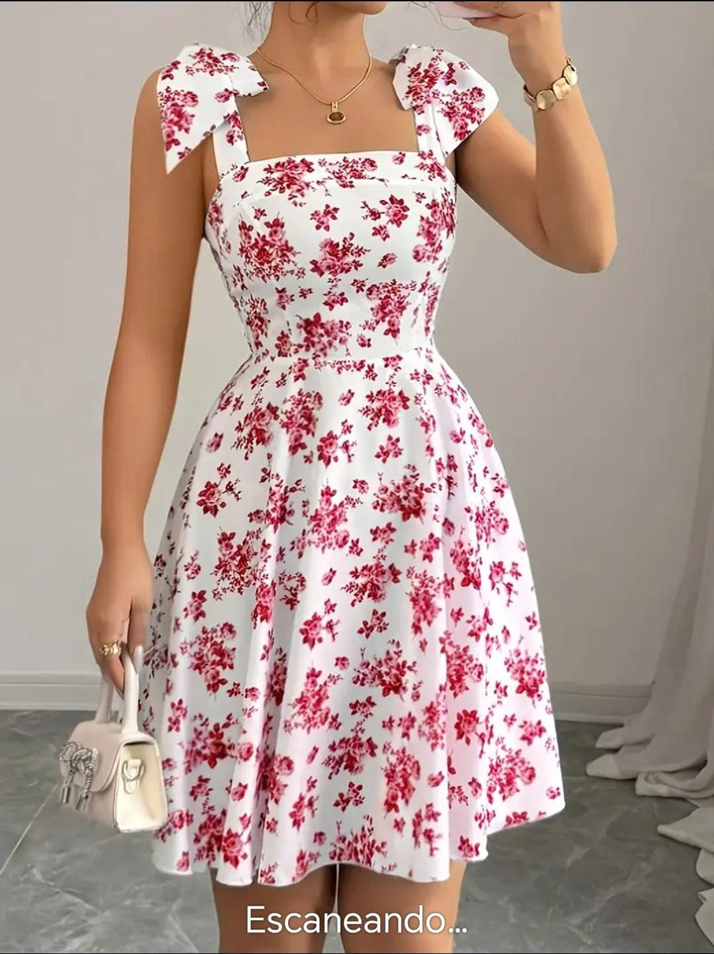 Vestido corto floreado rosa