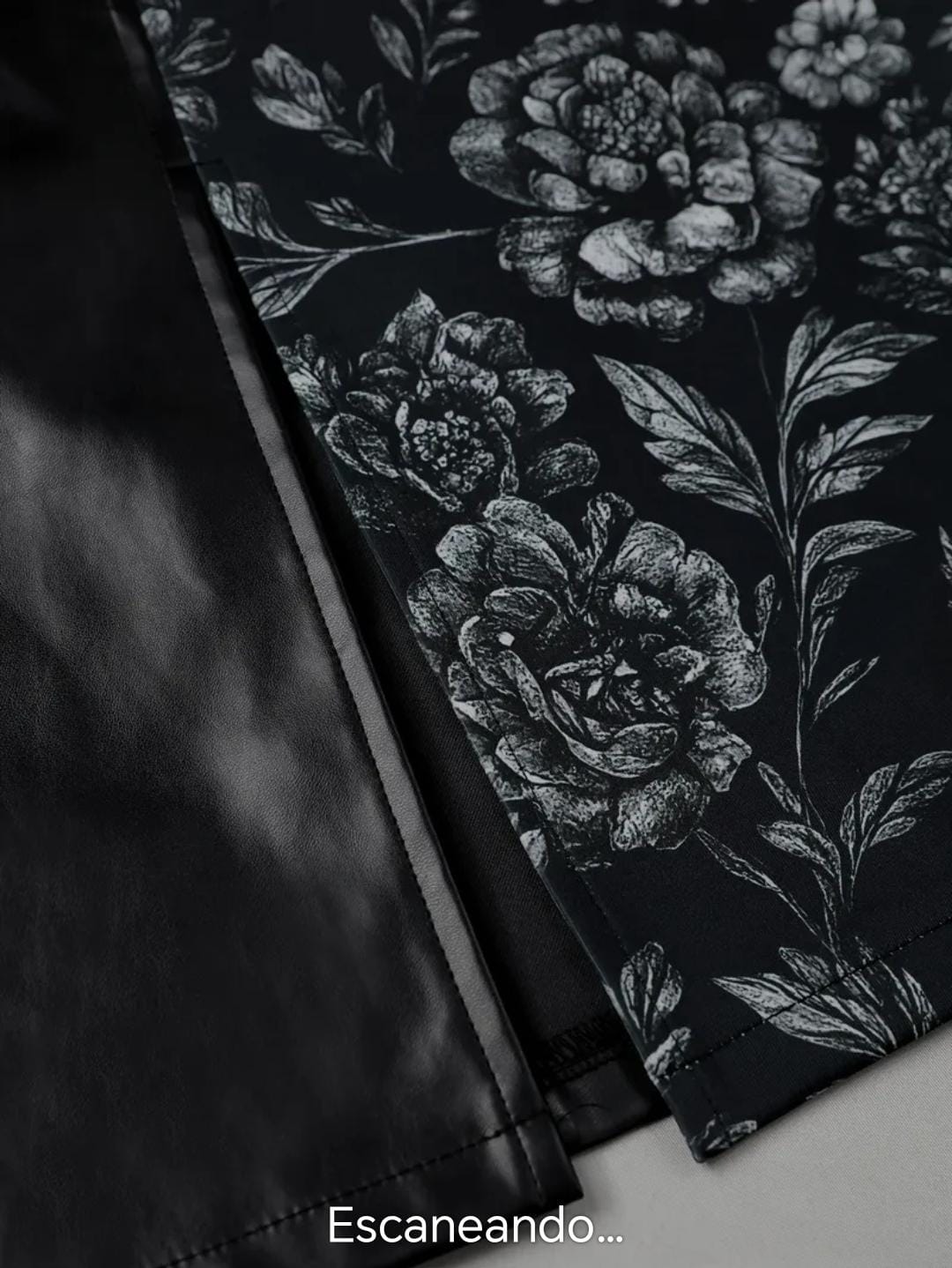 PROMOCION! Falda negra/cuerina con estampado