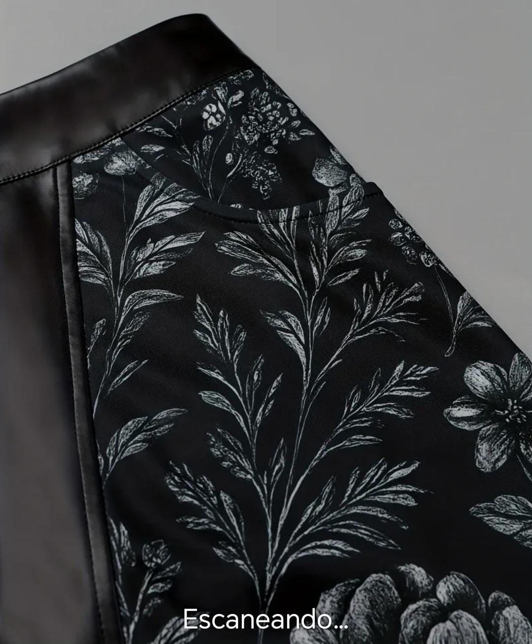 PROMOCION! Falda negra/cuerina con estampado